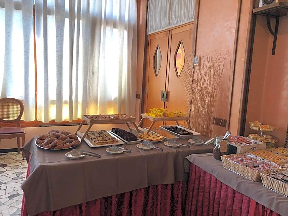Hotel AMALFI & Restaurant Karaoke Bar