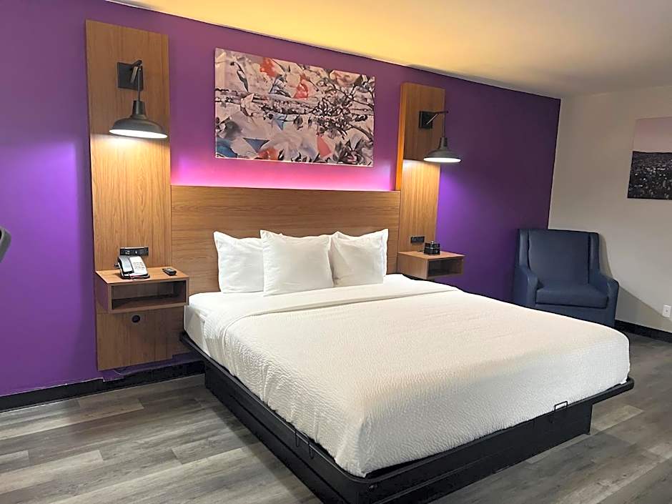 La Quinta Inn & Suites by Wyndham Mid-City