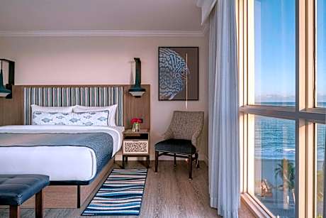 Executive Suite, 1 King, Sofa bed, Partial ocean view, High floor