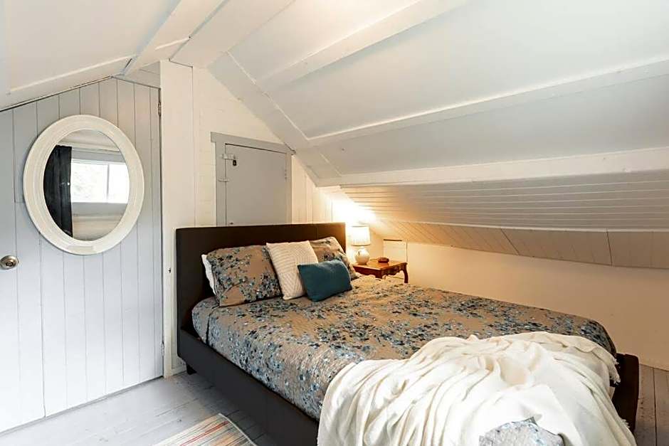 Chalet du Village - Rustic charm, lake - beach access