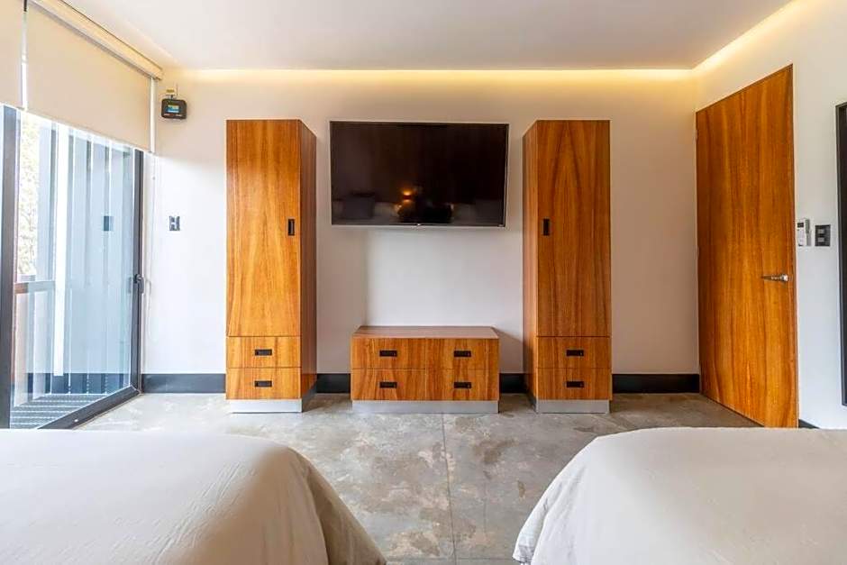L301 1Bdrm 1bath fits 6 AC Rooftop views