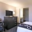 La Quinta Inn & Suites by Wyndham Cleveland - Airport North