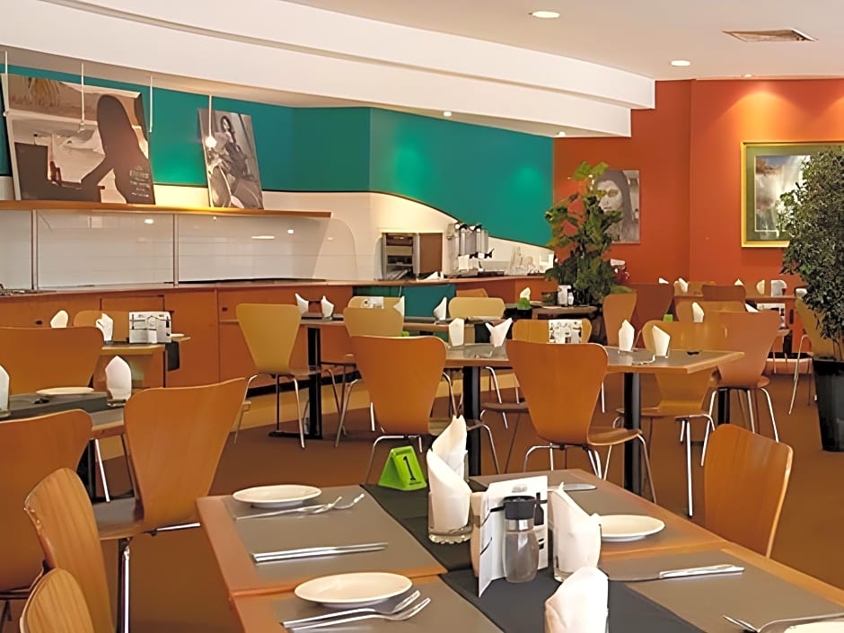 Seasons Hotel Newman