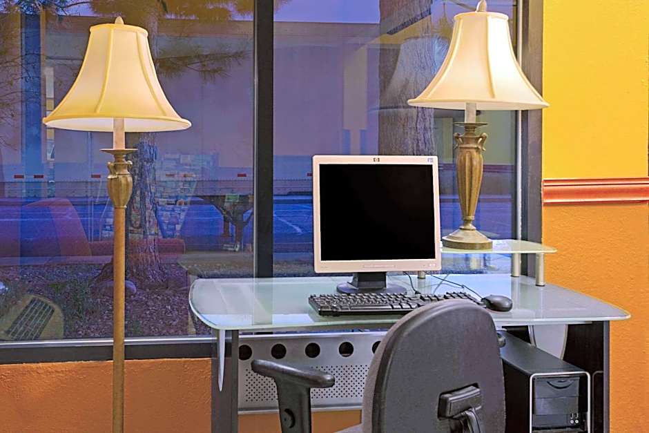 Super 8 by Wyndham Denver Stapleton