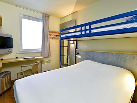 Standard Room with 1 double bed and 1 single bed