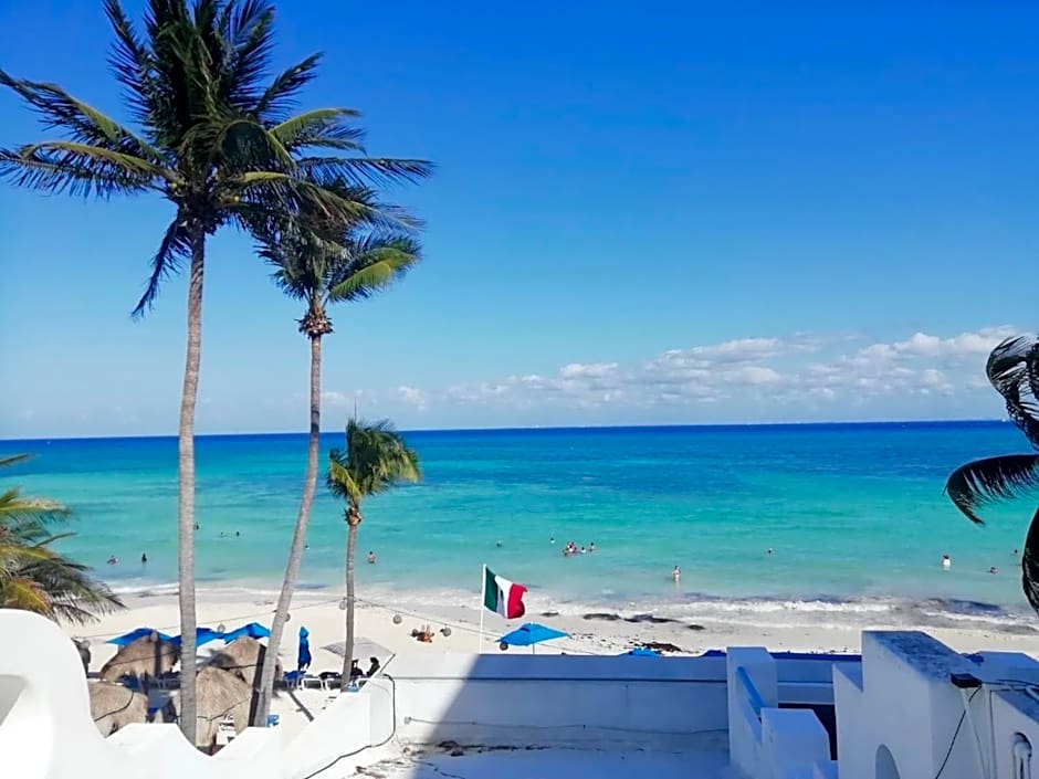 Pelicano Inn Playa del Carmen - Beachfront Hotel