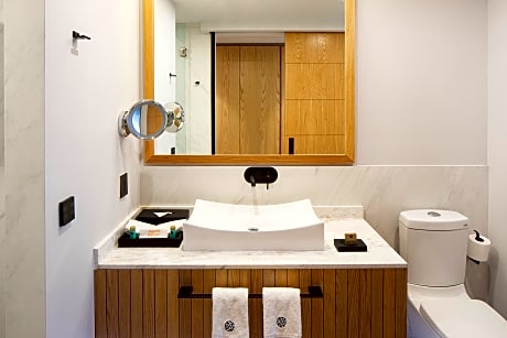 deluxe king bed mountain view