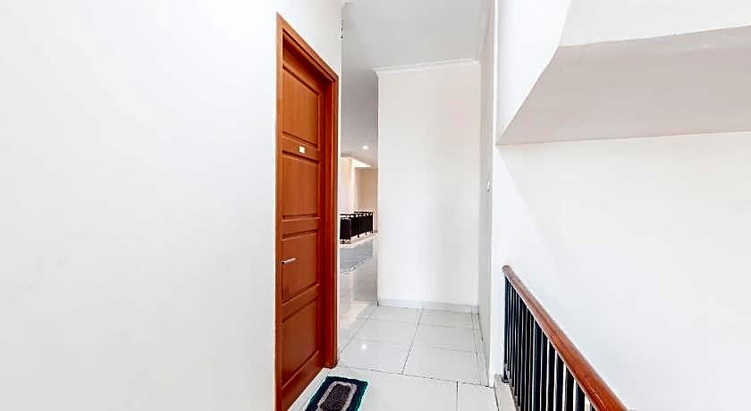 RedDoorz near Universitas Esa Unggul Bekasi Harapan Indah