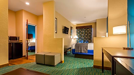 2 BEDROOMS, SUITE, KING/KING, LIVING ROOM Breakfast