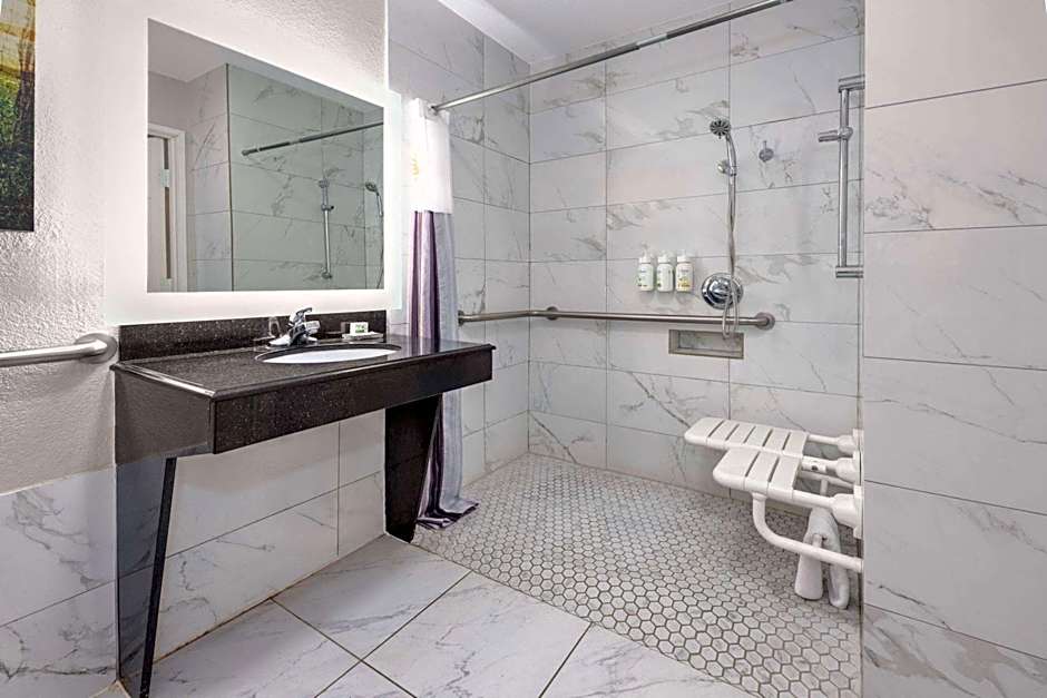 La Quinta Inn & Suites by Wyndham Alvarado