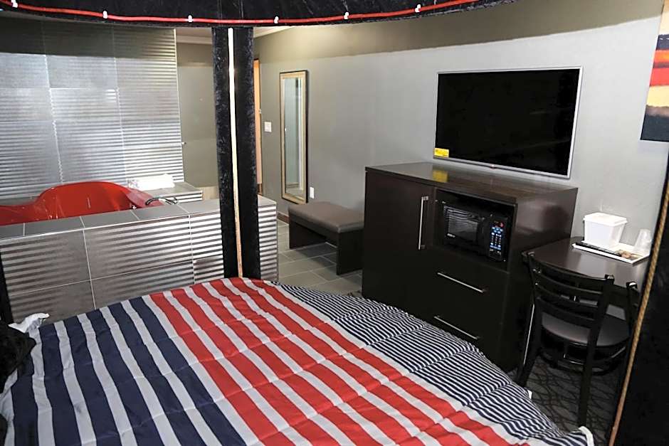 Photo 1 of 8 of 1 King Bed, Whirlpool