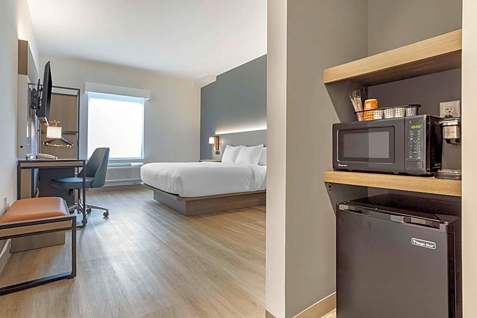 Comfort Inn & Suites Newark Liberty International Airport