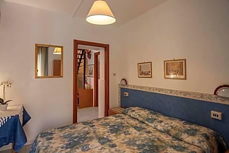 Standard Suite (1 Double Bed and 3 Twin Beds)