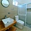 Commercial Zone Studios, Pool, BBQ and Beach 7 Blocks