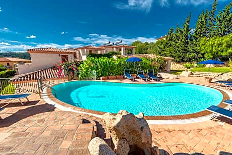 ISA-Residence with swimming-pool in Tanaunella, apartments with air conditioning and private outdoor space