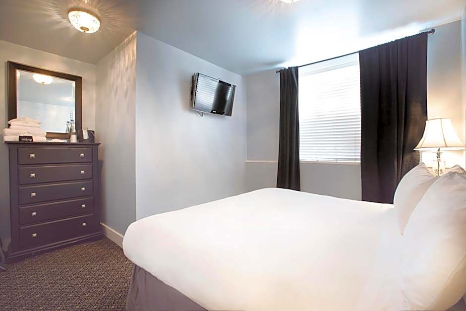 Photo 1 of 6 of King Room with Shared Bathroom