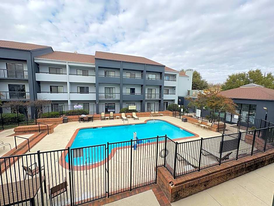 Super 8 by Wyndham Dallas Love Field Airport