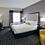 La Quinta Inn & Suites by Wyndham Detroit Metro Airport