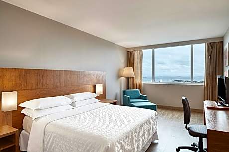 DELUXE KING, Guest room, King, Ocean view, Mid floor