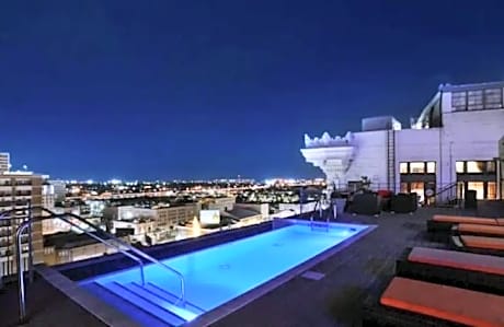 Amazing Condos Beautiful View 2 Blocks To French Quarter, Small Rooftop Pool, Gym, Seanger Theater, Super Dome, And Bourbon St