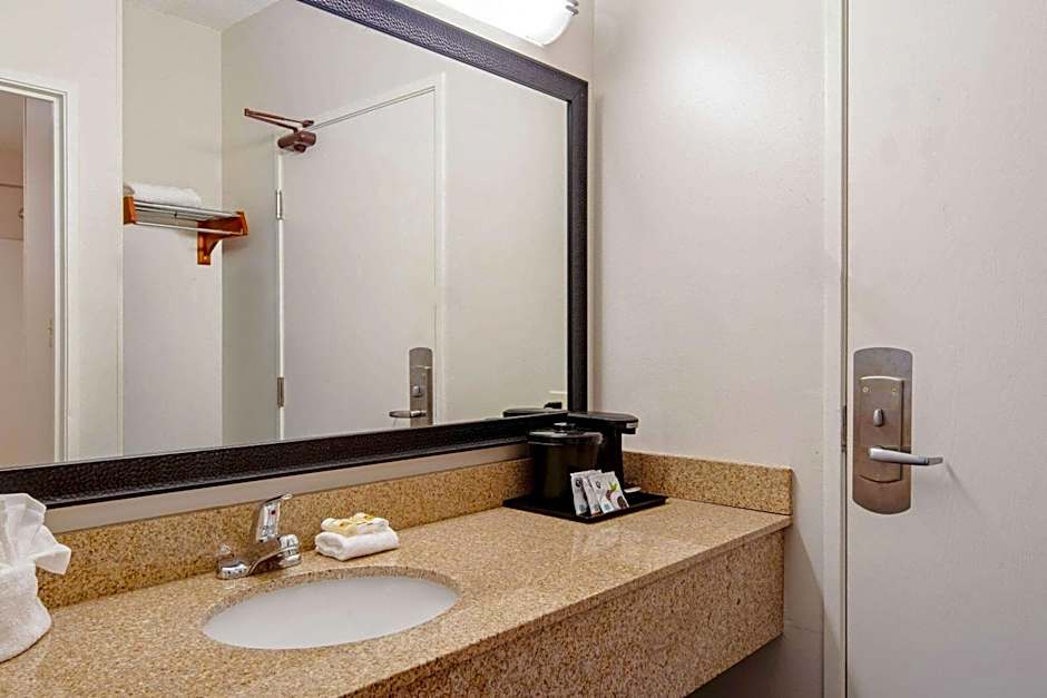 La Quinta Inn & Suites by Wyndham Naples East - I-75