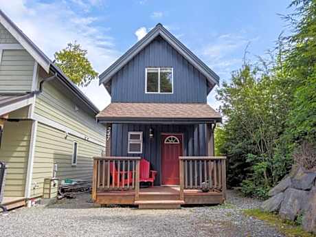 Bear Coast, Cabin with Hot Tub, Patio, and Waterview