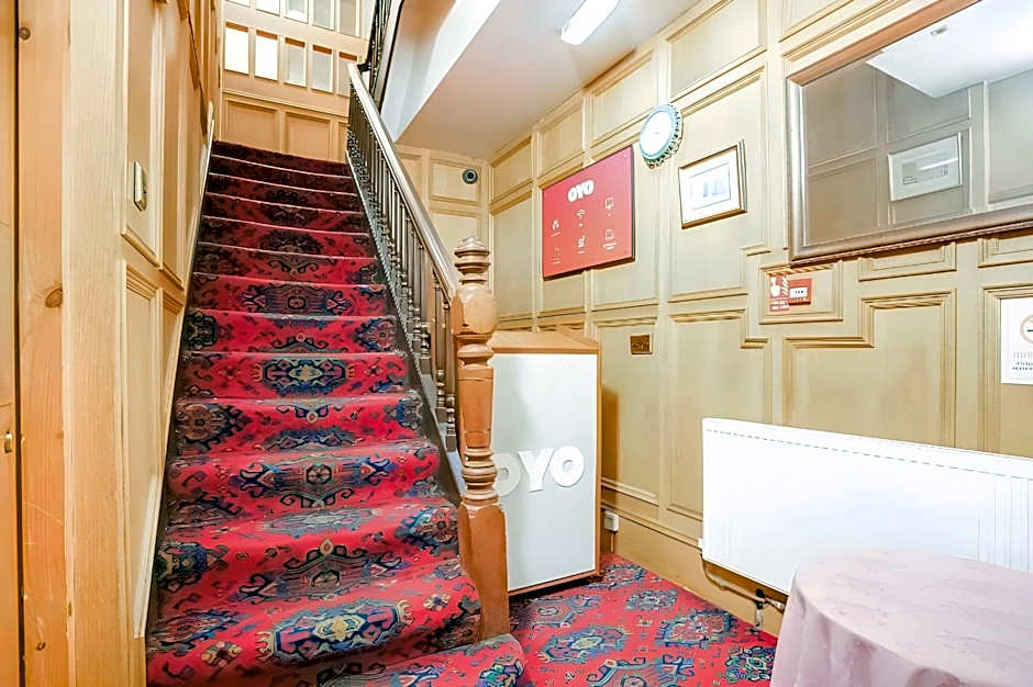 OYO The Rowers Hotel