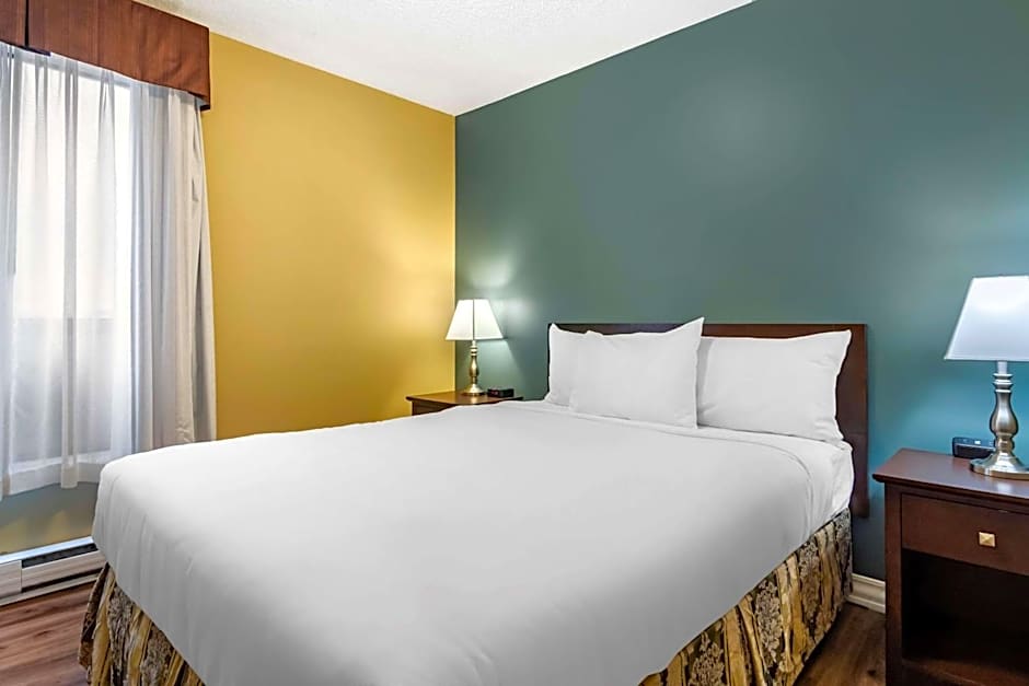 Econo Lodge Inn & Suites