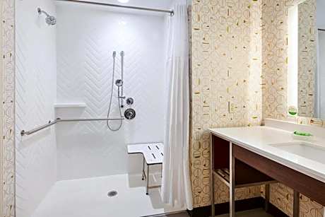 Queen Room with Two Queen Beds- Hearing Accessible Roll in Shower/Non-Smoking
