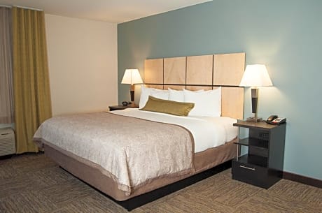 1 King Studio Suite Comm Accessible Tub