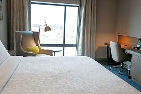 King Room with Bath Tub - Hearing Accessible