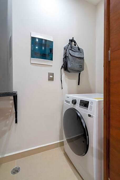 Frida's Artsy Condo with own mural, outdoor tub & rooftop pool