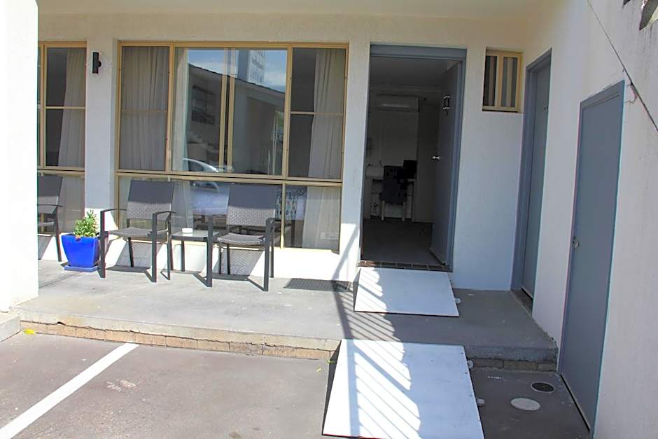 Zorba Waterfront Motel