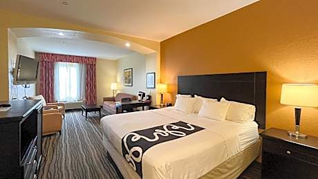 1 King Bed | Non-Smoking, Kitchen