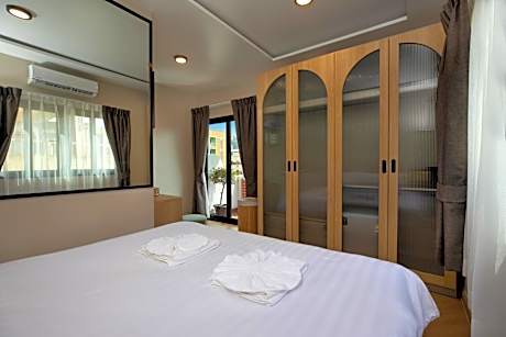 Deluxe Double Room with Side Sea View