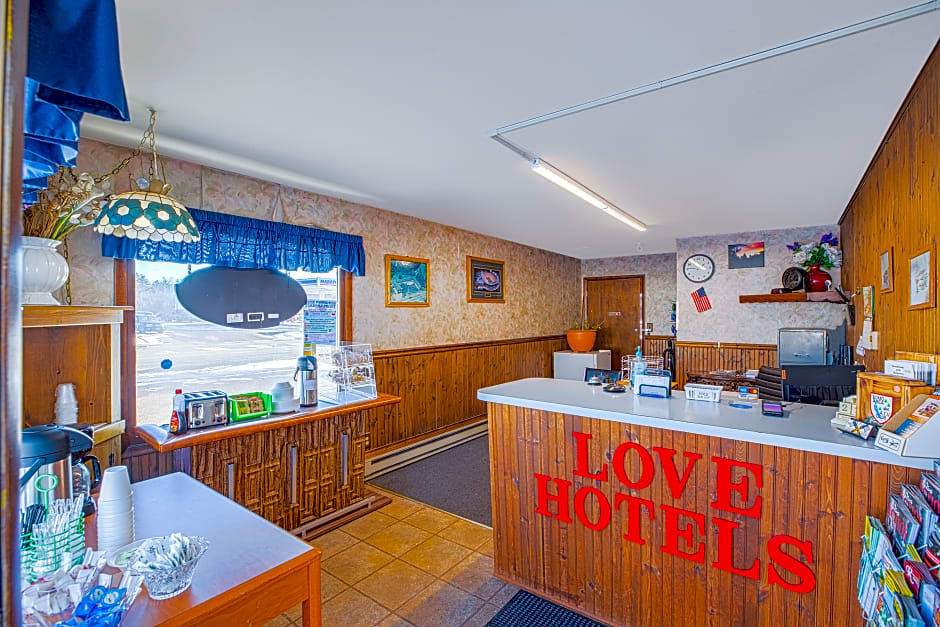 Love Hotels Tomahawk by OYO at Lake Mohawksin WI