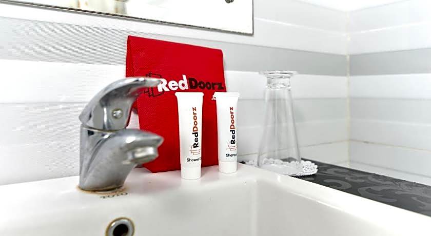 RedDoorz Plus near Mall Bali Galeria 2