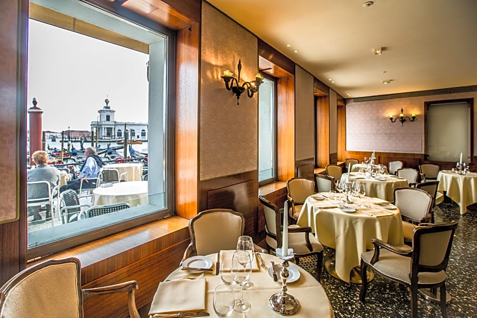 Hotel Monaco & Grand Canal