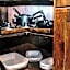 Tropical Oasis - King Beds - Free Netflix & Parking - Fast Wi-Fi