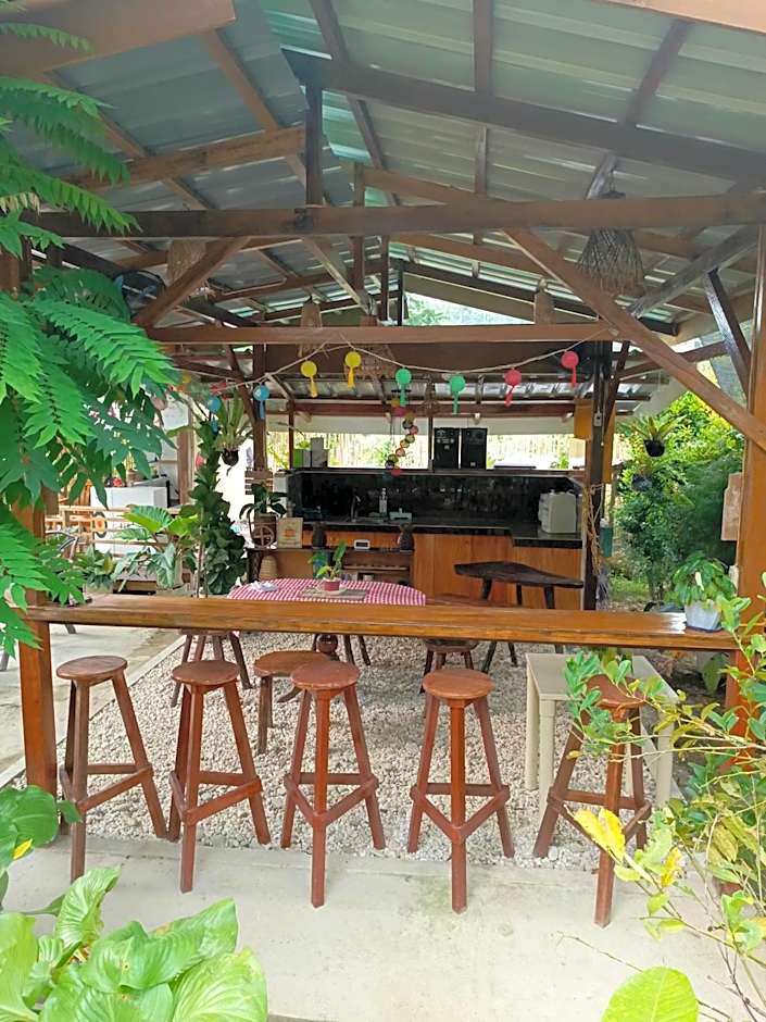 MiL's Hillside Tourist Inn