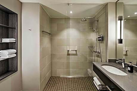 Executive Studio, Studio, 1 Queen, Courtyard View, Corner Room