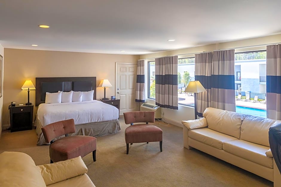 Cottonwood Suites Savannah Hotel & Conference Center