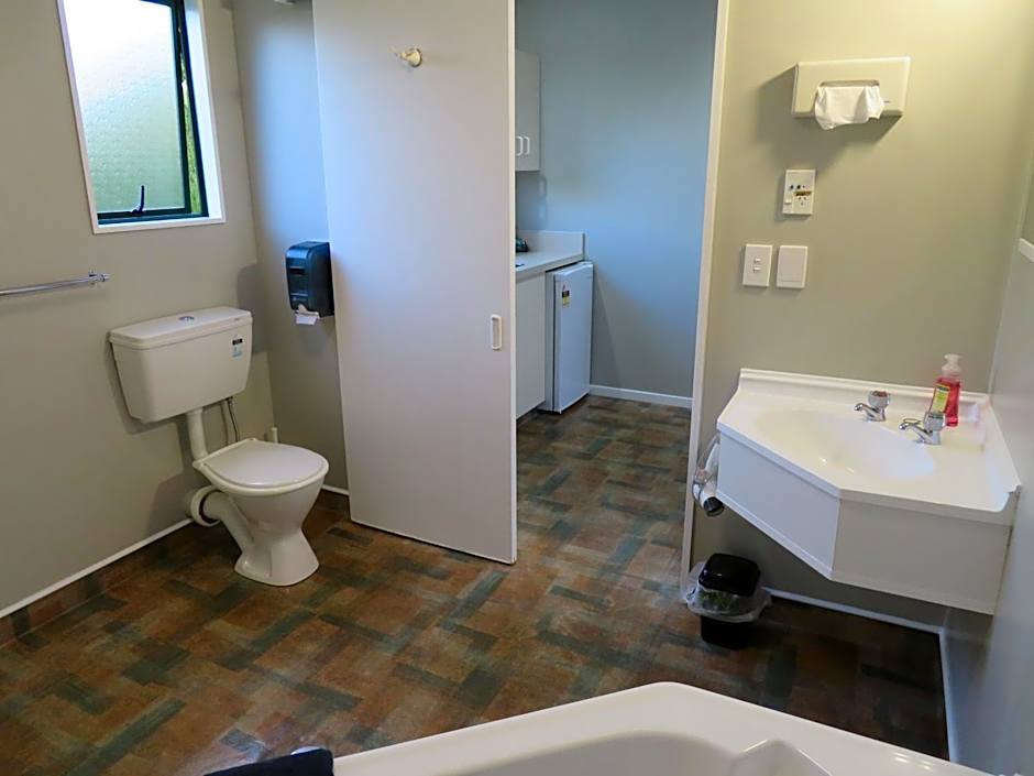 Commodore Court Motel