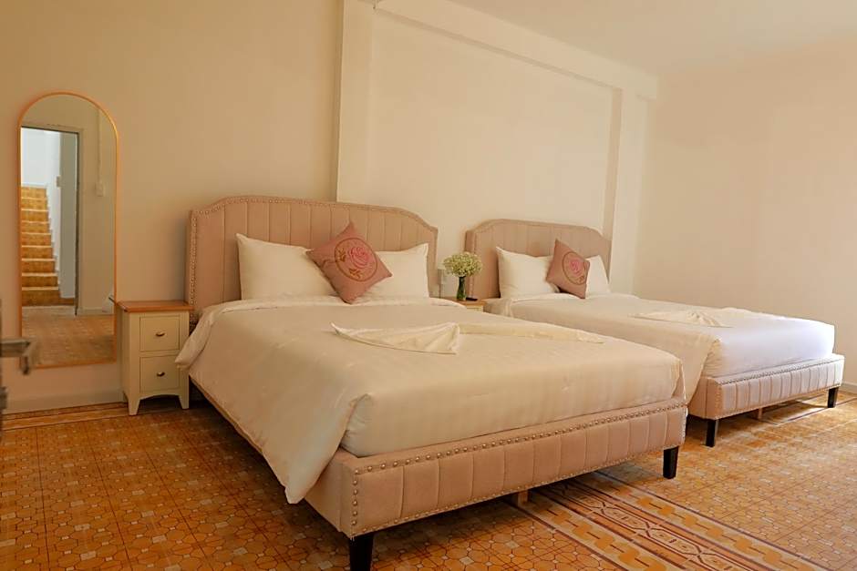 LA VIE EN ROSE HOTEL 2