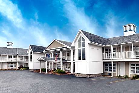 Baymont by Wyndham St. Ignace Lakefront