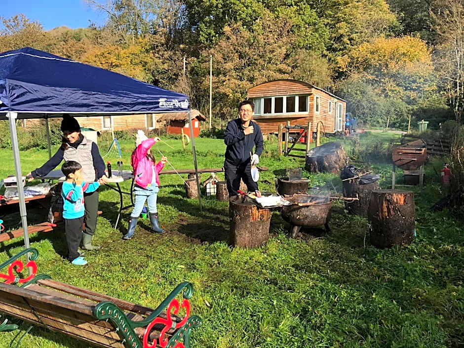 Shepherds Huts Ham Hill, 2 double beds, Bathroom, Lounge, Diner, Kitchen, LOVE dogs & Cats Looking out to lake and by Ham Hill Country Park plus parking for large vehicles available also great deals on workers long term This is the place to relax and BBQ