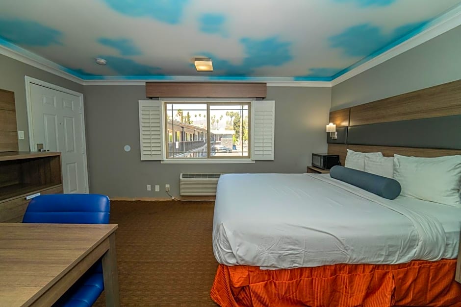 Hollywood Palms Inns & Suites