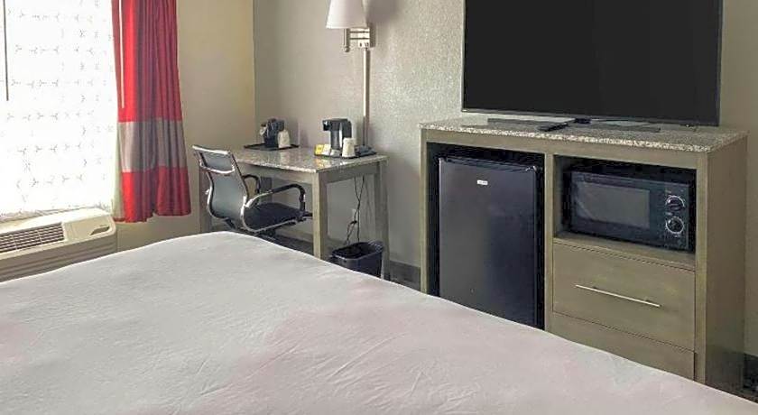 Clarion Pointe - Greensboro Coliseum Area