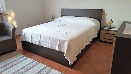 Large Double Room with Shared Bathroom