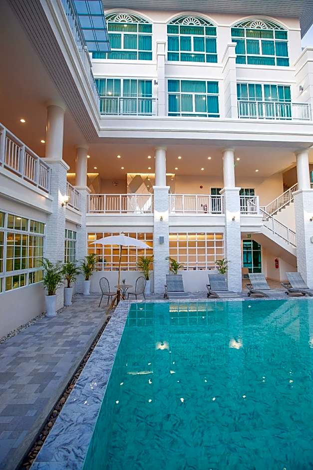 De Hug Hotel And Residence